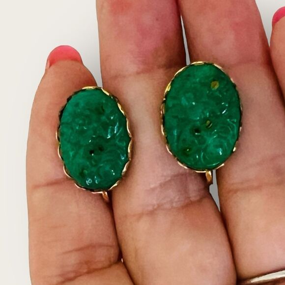 Vintage Green screw on earrings carved design in gold tone - Picture 2 of 9